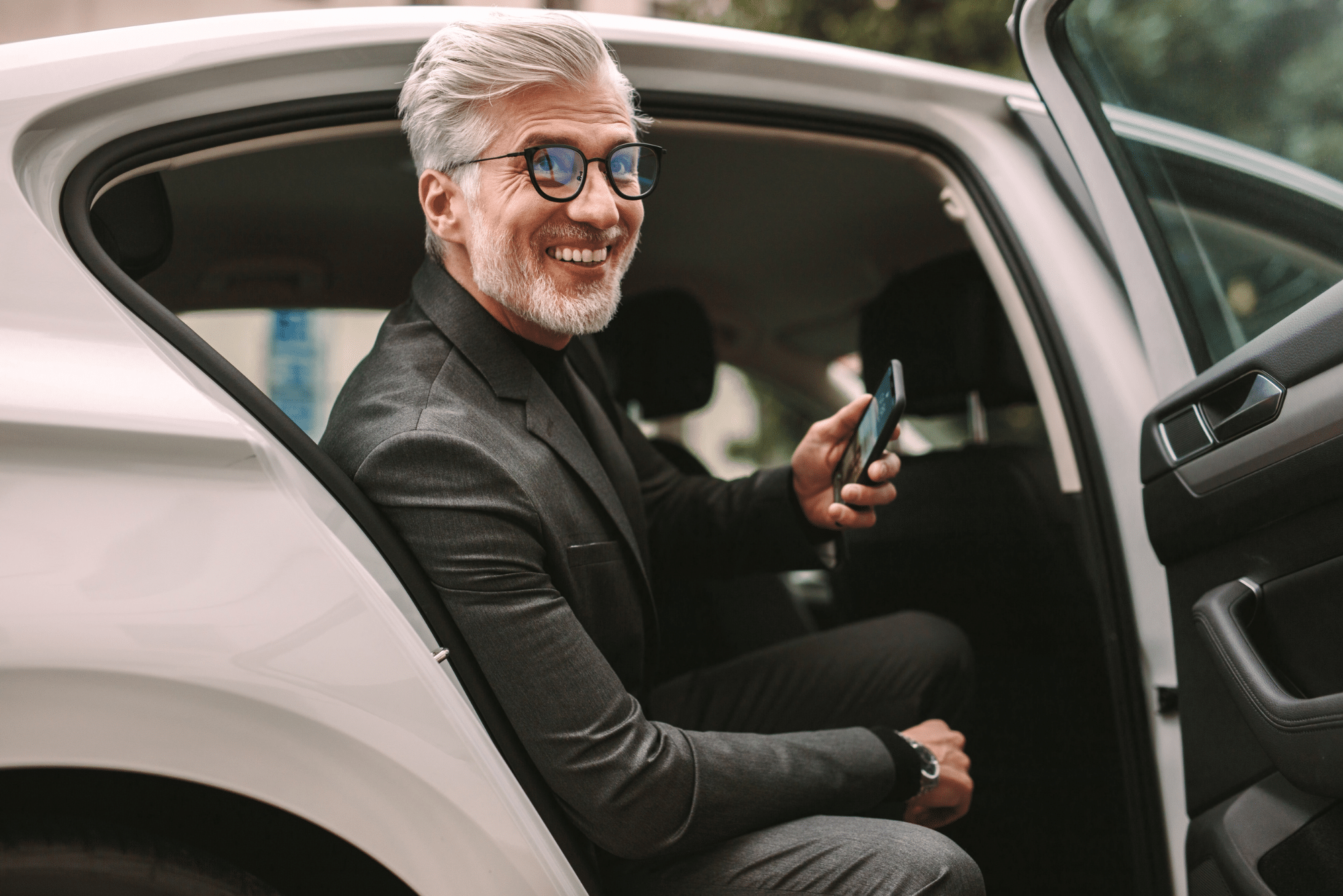 homme souriant qui sort d'une voiture