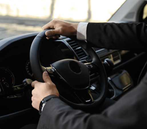 chauffeur privé qui conduit une voiture zoom sur le volant